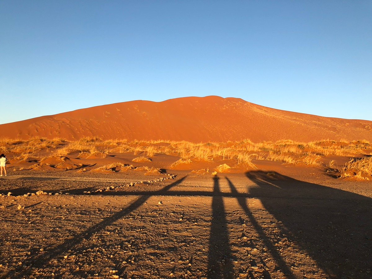 Una vista majestuosa del sol saliendo sobre las montañas del desierto de Namibia