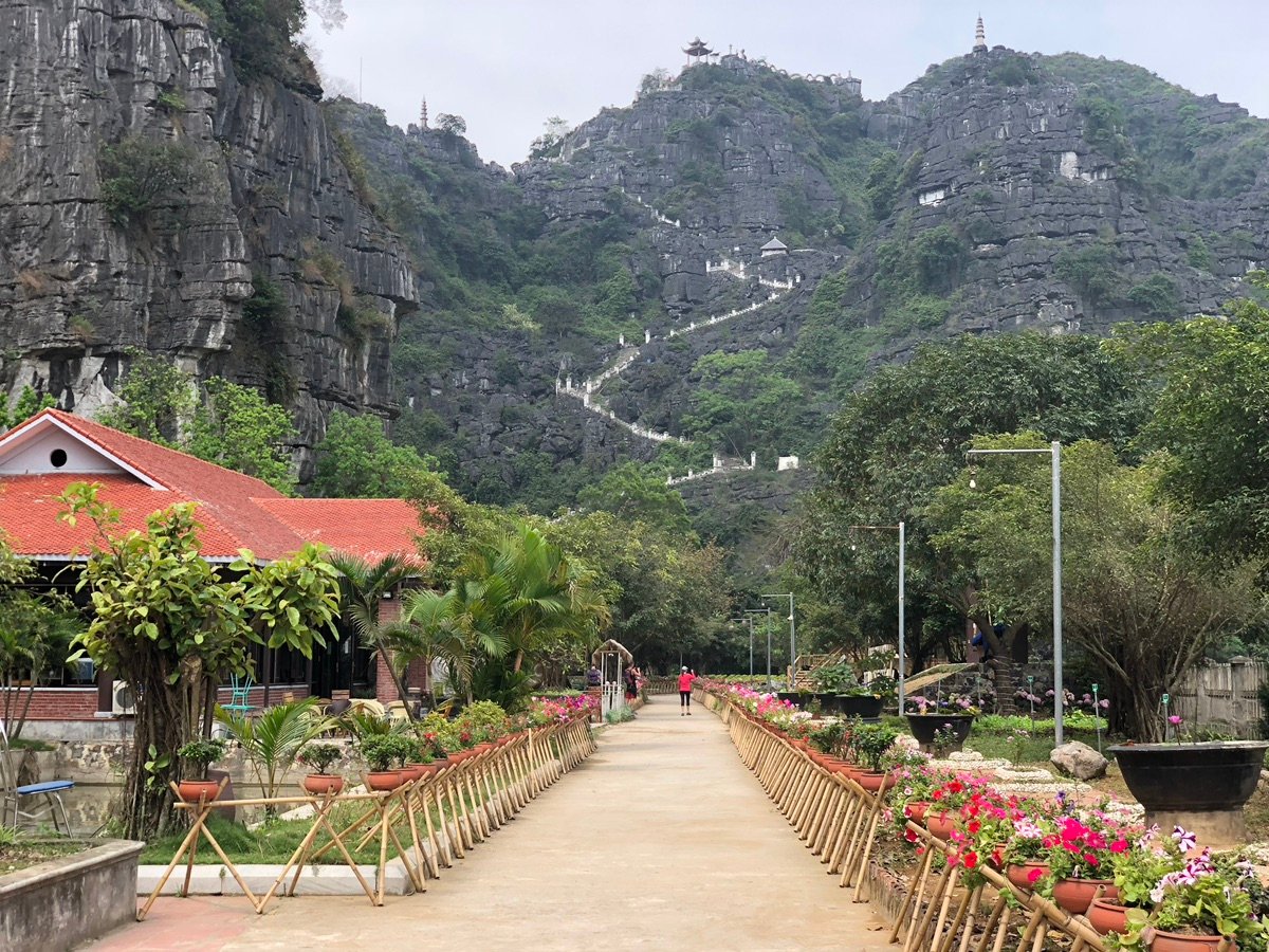 通往姆阿洞穴的楼梯