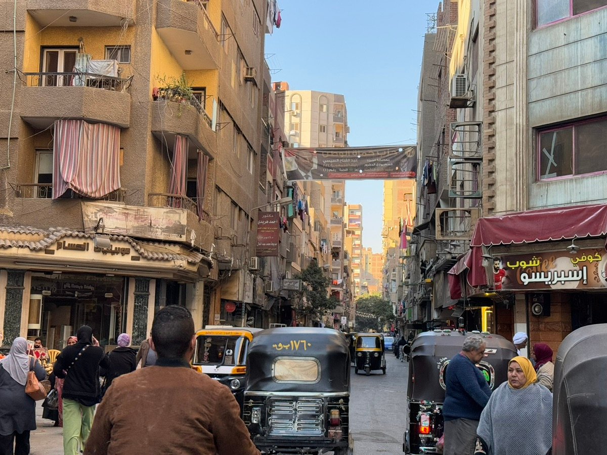 當地店面特寫，包括「Kofi Espresso」，展現了開羅的日常生活。