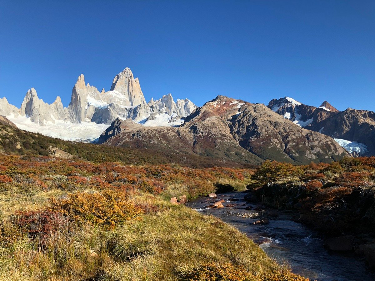 阿根廷尔查尔滕托雷湖步道的秋日全景，山脉和彩色灌木覆盖的山谷