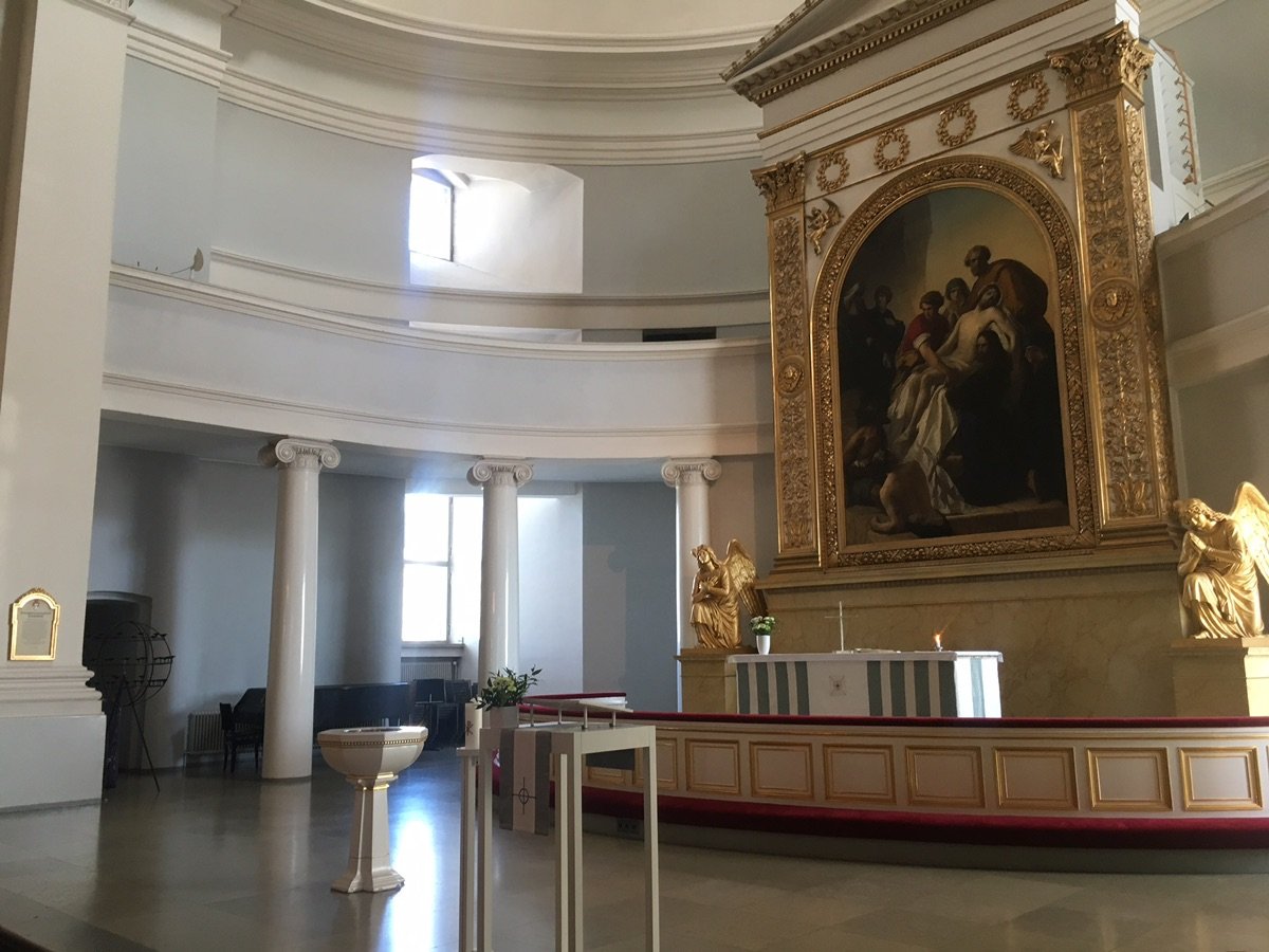 ヘルシンキ大聖堂の大階段と下から見上げる柱