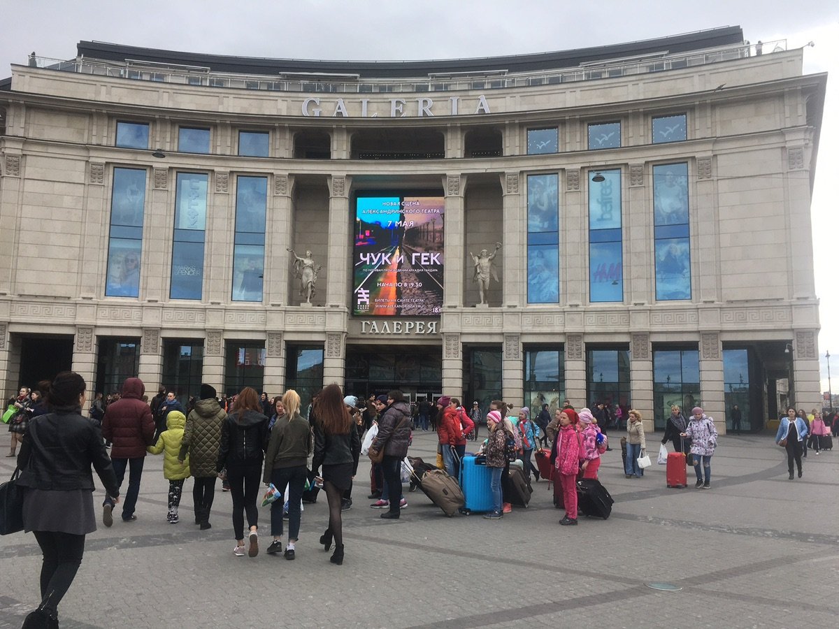 ロシア、サンクトペテルブルクのガレリア・ショッピングセンターのメインファサード。湾曲した建築と大きなデジタルスクリーンが見える。