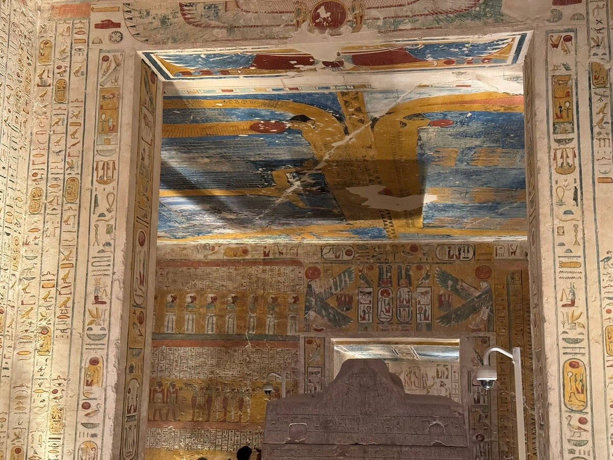 帝王谷拉美西斯五世和六世墓入口处的景色