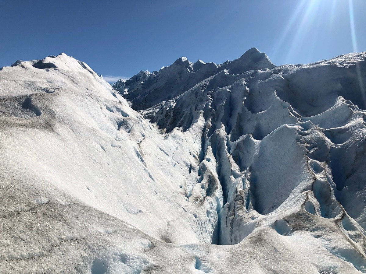 两个人走在佩里托莫雷诺冰川的表面