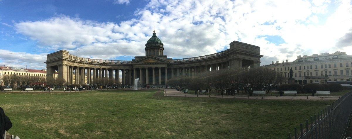 カザン大聖堂の列柱から見えるシンガーハウスのクローズアップ