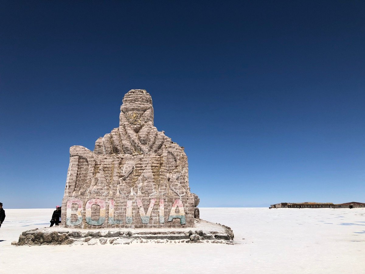 ウユニ塩湖の水たまりに映る空