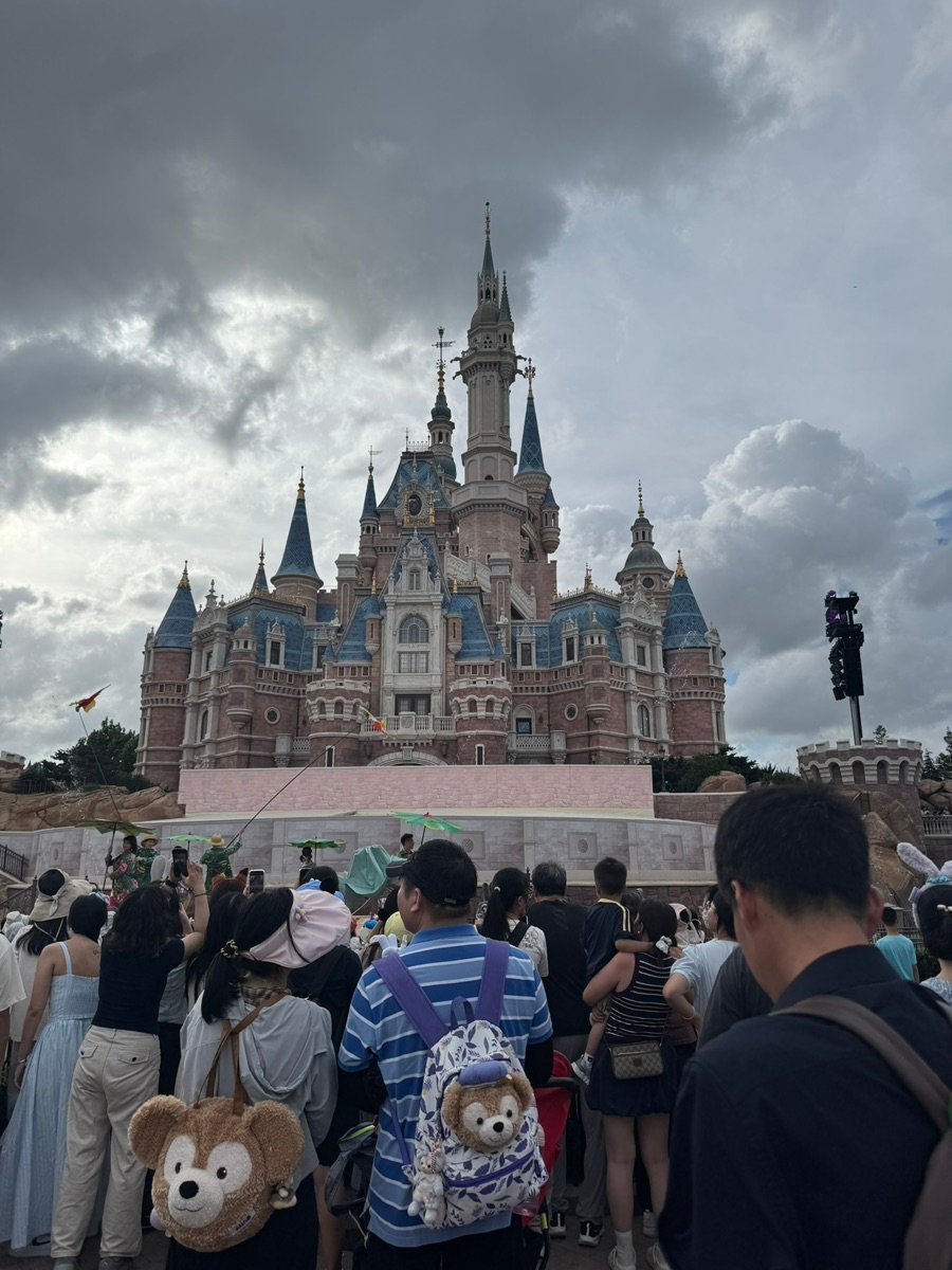 上海ディズニーランドの来園者と花畑