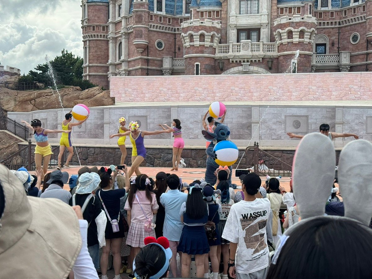 花畑から見た上海ディズニーランドのエンチャンテッド・ストーリーブック・キャッスルの一部