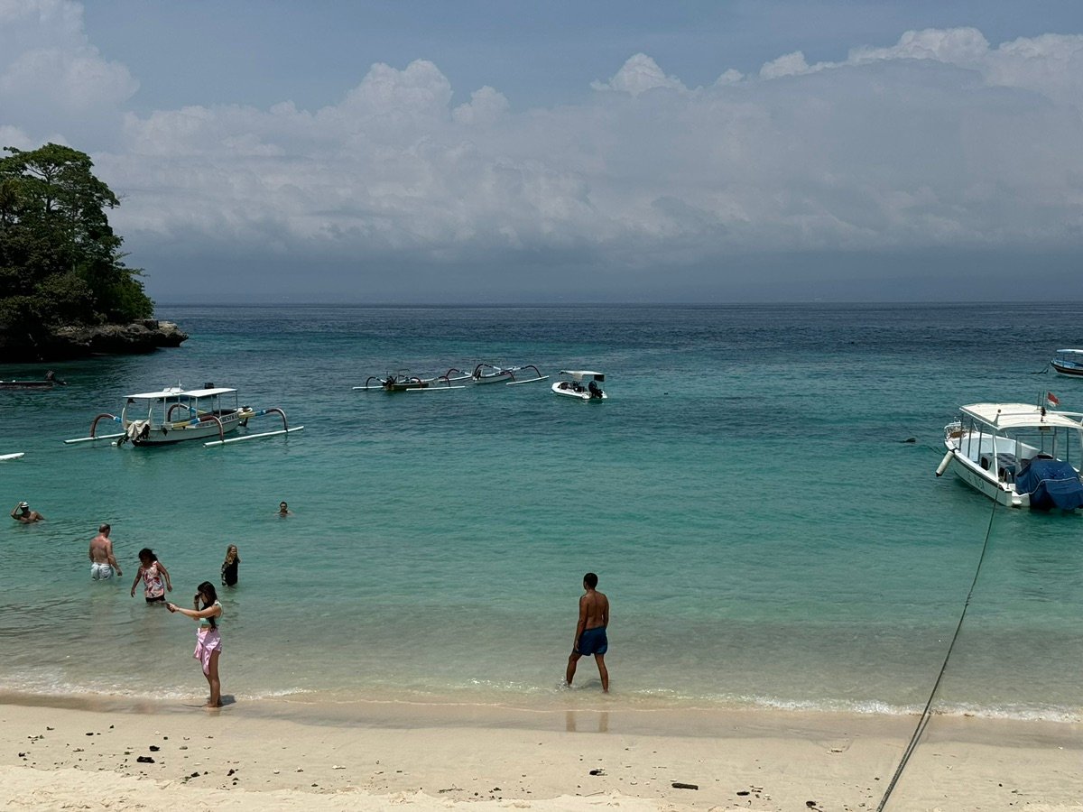 Lanchas rápidas y barcos de pesca tradicionales anclados en las claras aguas de Mushroom Bay
