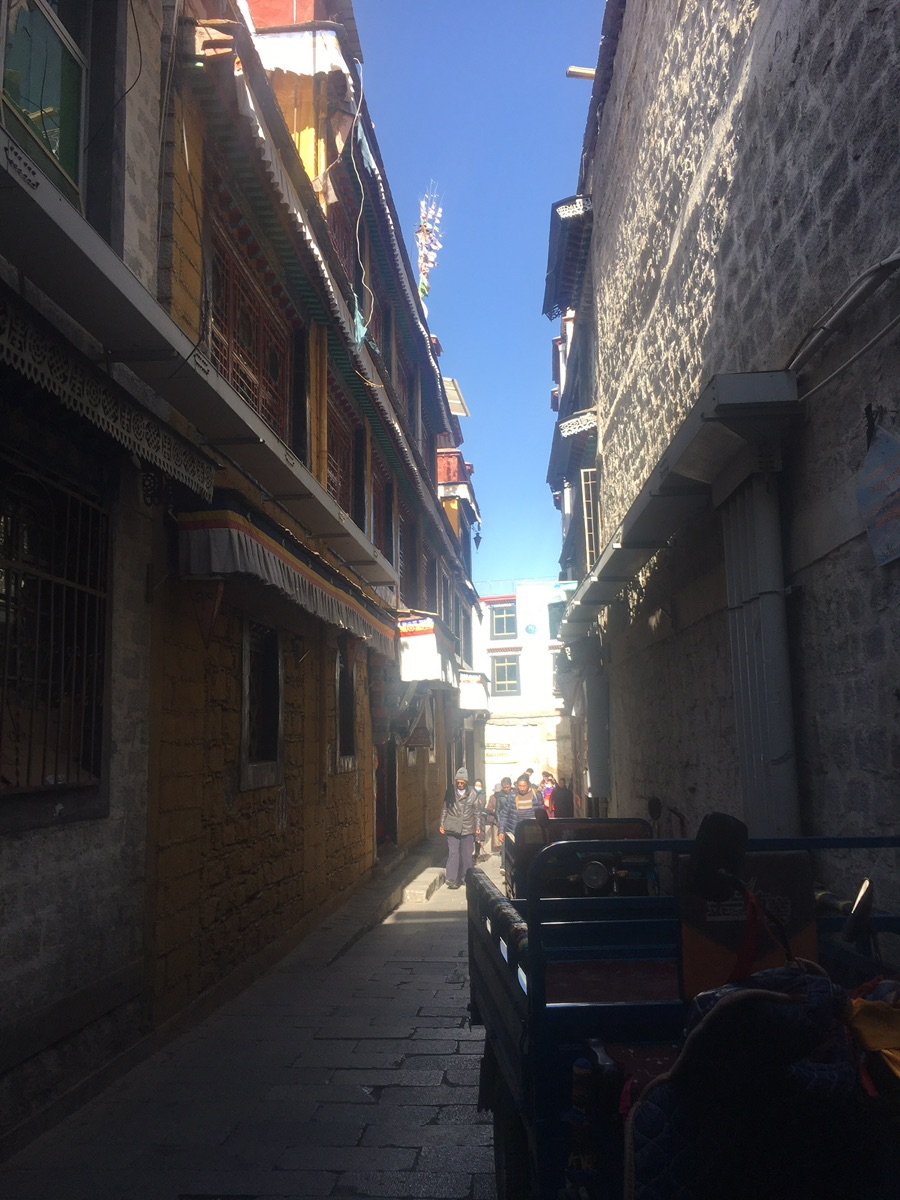 八廓街建筑上的精美窗户与屋顶的旗帜