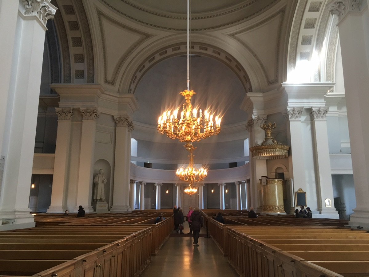 ヘルシンキ大聖堂の屋根に立つ使徒の像とドーム