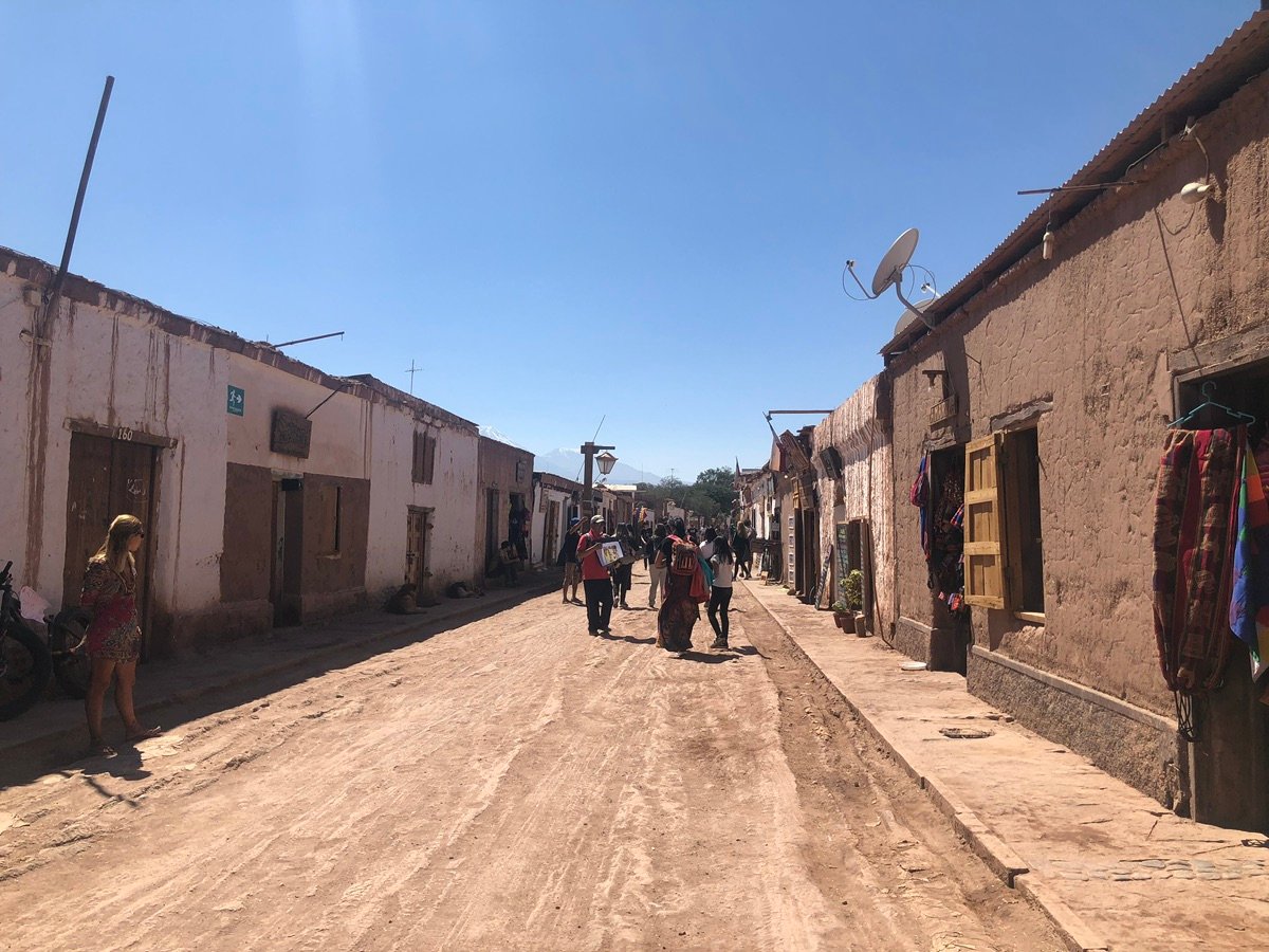 Primer plano de un edificio de adobe con una bandera ondeando