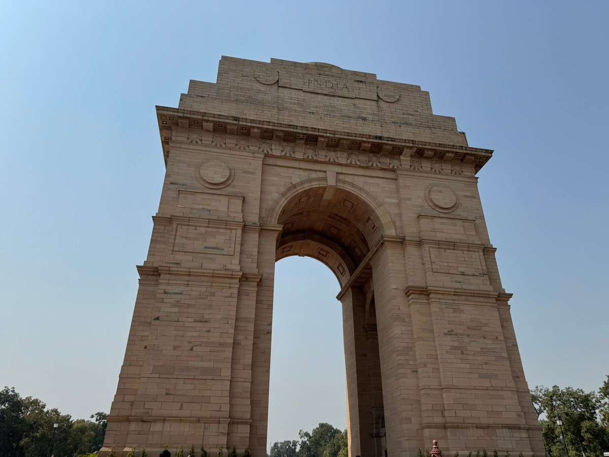 インド門の広々とした敷地と周辺の緑