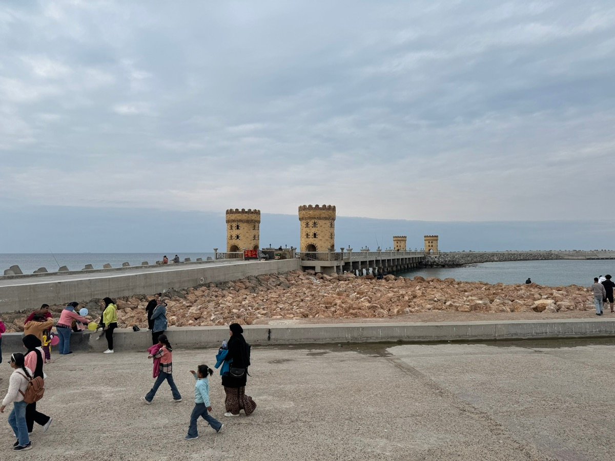 アレクサンドリアのコルニッシュ沿いの活気ある街並み