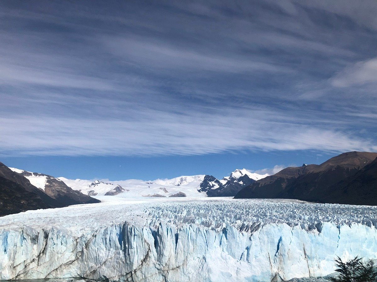 Otra perspectiva del Glaciar Perito Moreno y las montañas circundantes