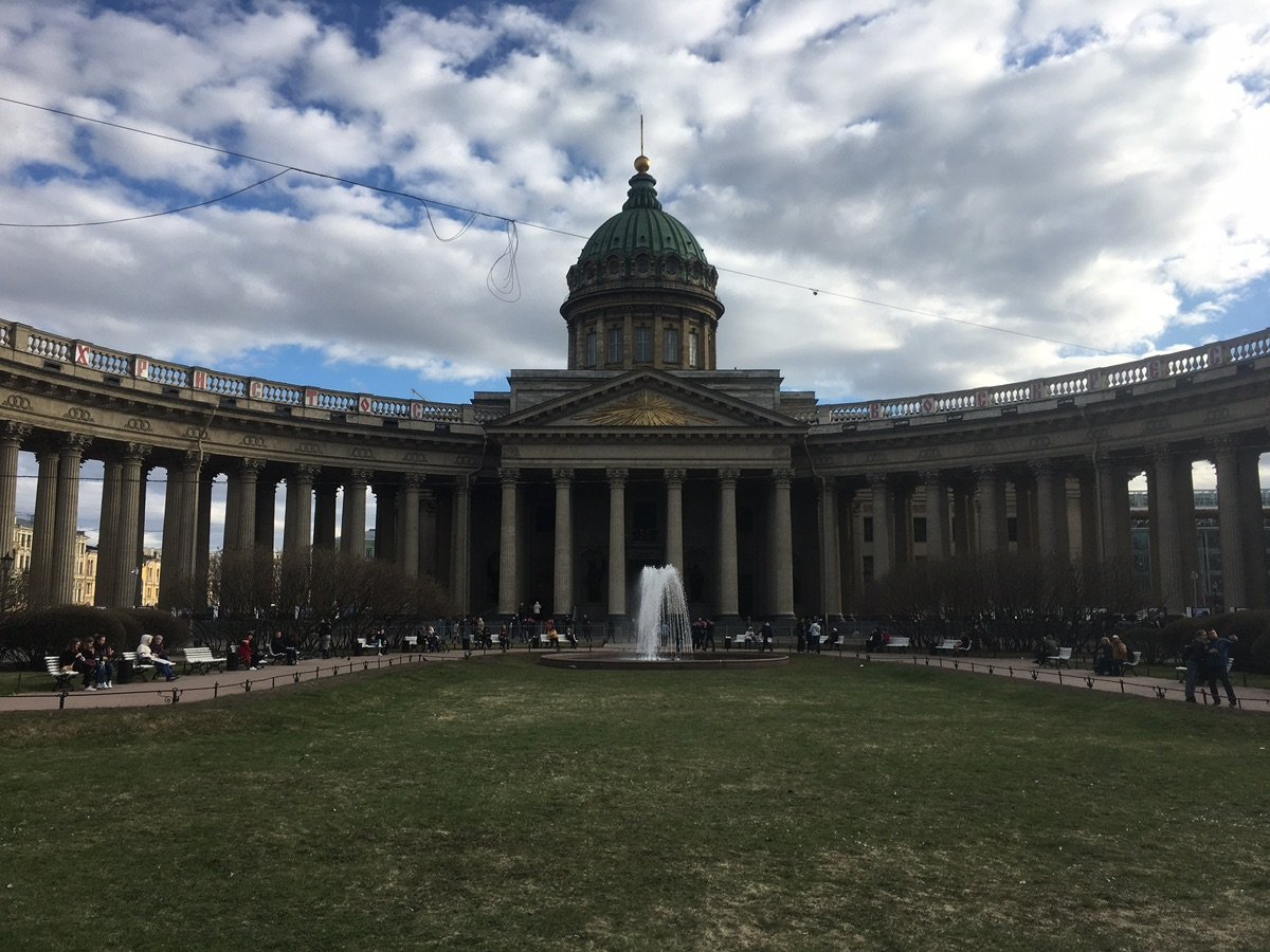 カザン大聖堂の列柱と背景にシンガーハウスのある街路の眺め