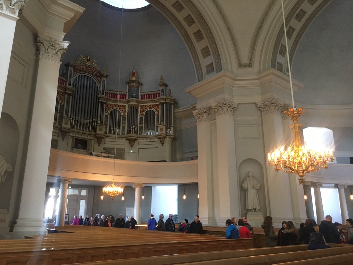 ヘルシンキ大聖堂の側面から見たドームと柱