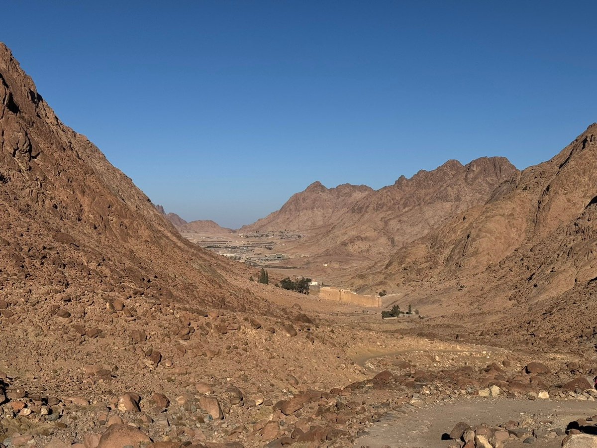 Una vista a lo largo del camino al Monte Sinaí