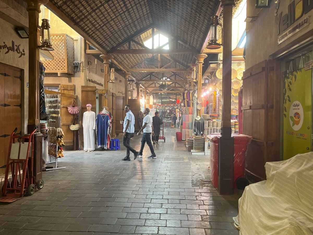 ドバイのアル・シーフ・スークの店内で伝統的なエミラティの衣服を展示するマネキン。