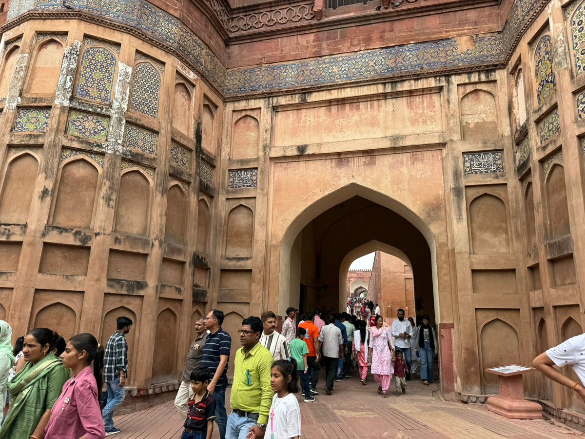 Primer plano de las decoraciones en la puerta del Fuerte de Agra