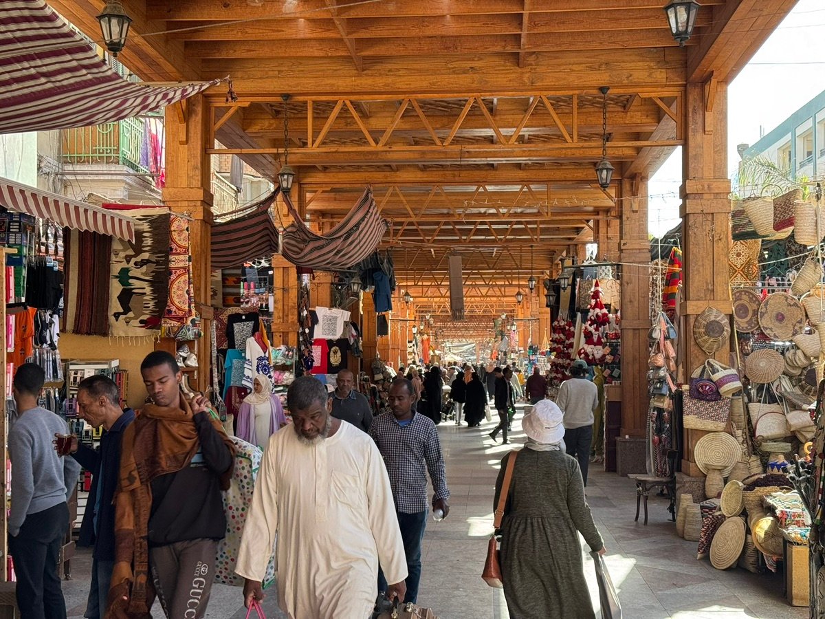 阿斯旺市集里商贩和购物者熙熙攘攘的小巷