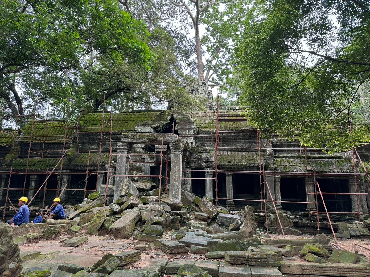 塔普伦寺被树根缠绕的寺庙建筑