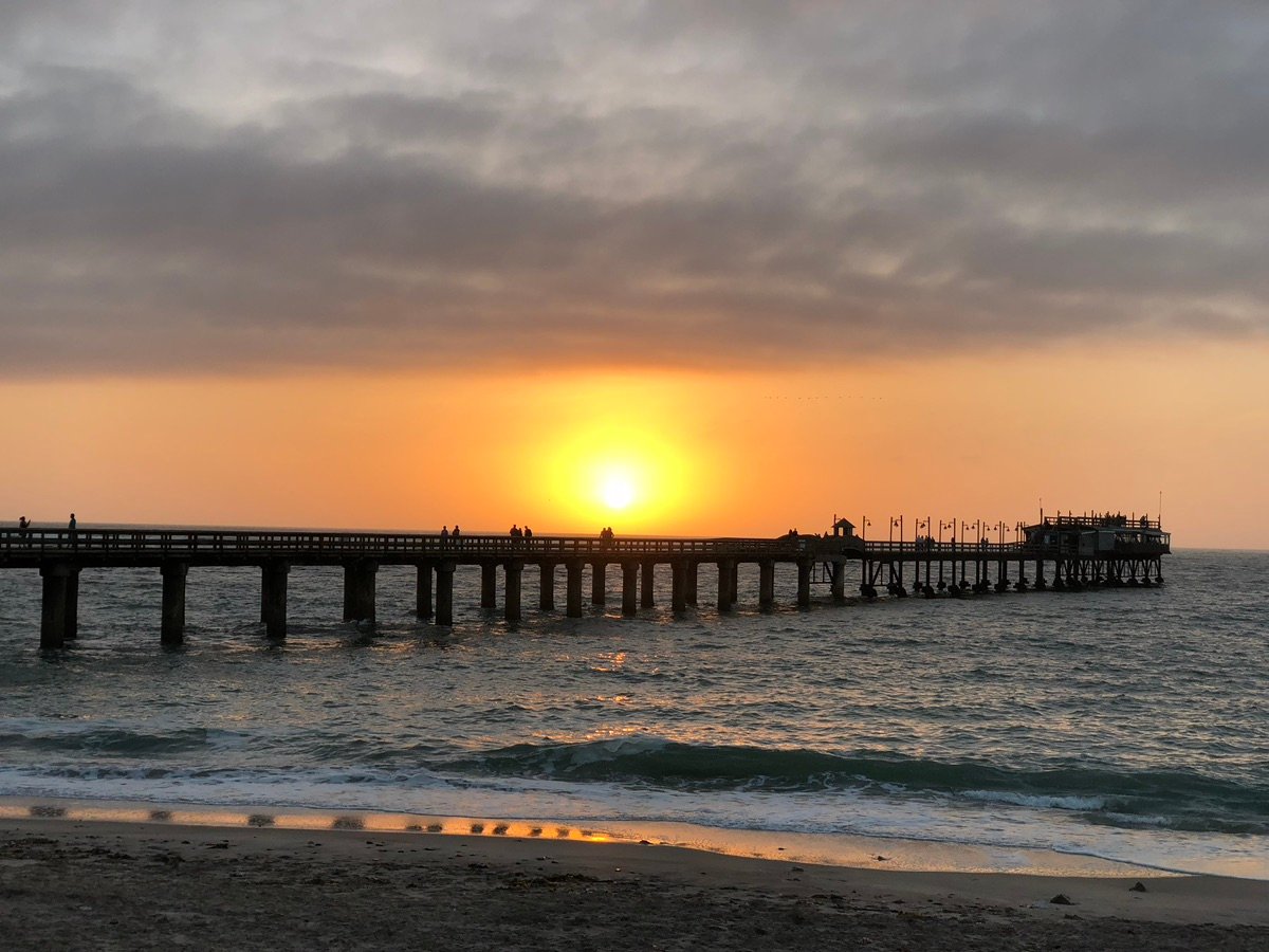 Gente en el muelle durante el atardecer