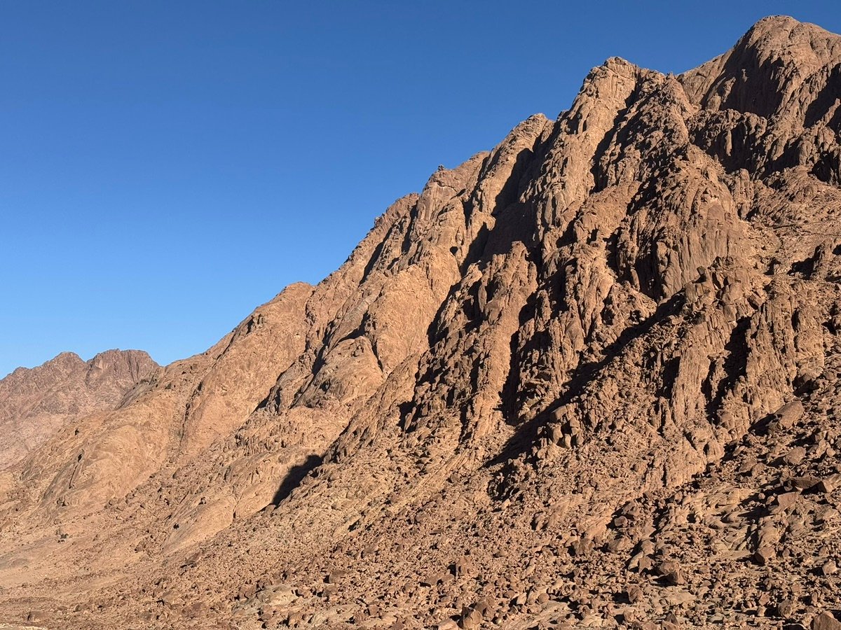 Senderistas en el sendero del Monte Sinaí con un guía beduino
