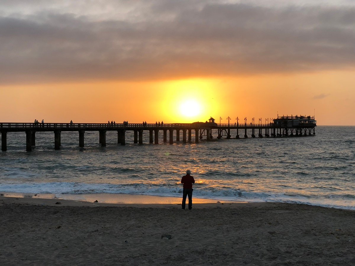 Persona viendo el atardecer