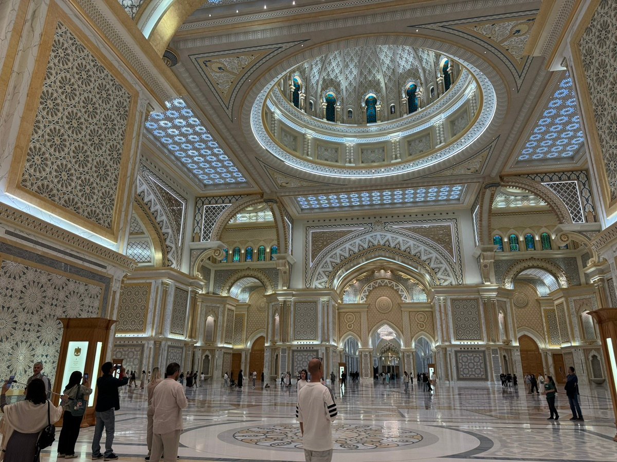 Una escena bulliciosa dentro de la mezquita