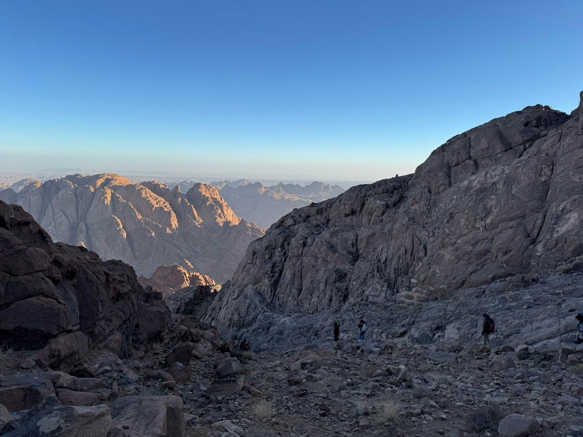 广阔的沙漠山脉在清晨阳光下展现全貌
