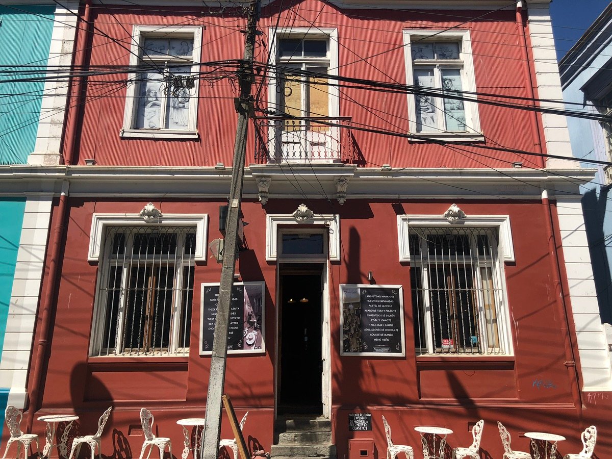 瓦尔帕莱索五彩缤纷的街道景观