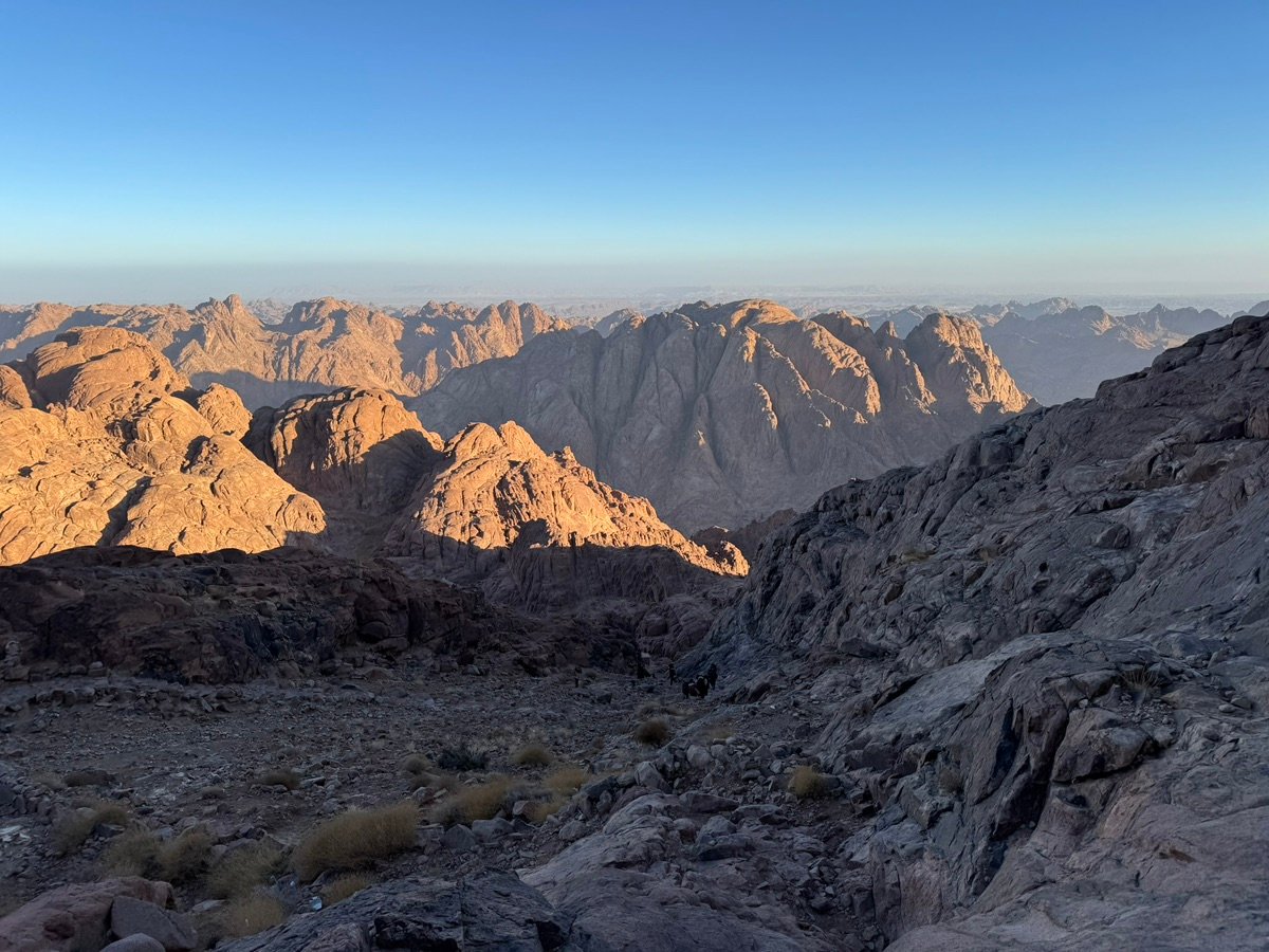 阳光和阴影对比鲜明,突出山脉轮廓
