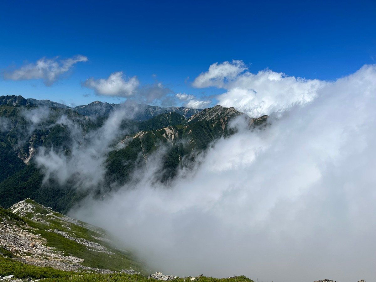 Una vista majestuosa de los Alpes Japoneses