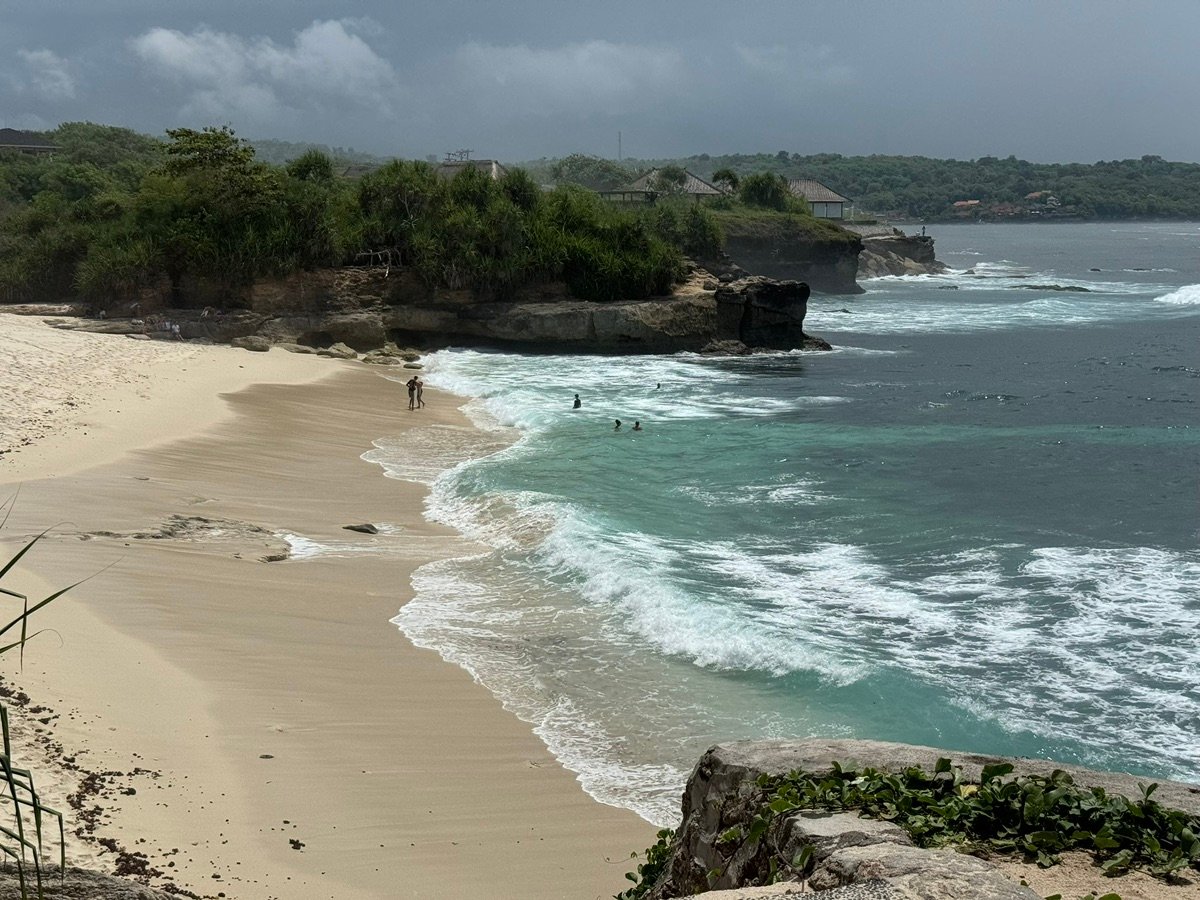 Aguas turquesas tranquilas de Secret Beach