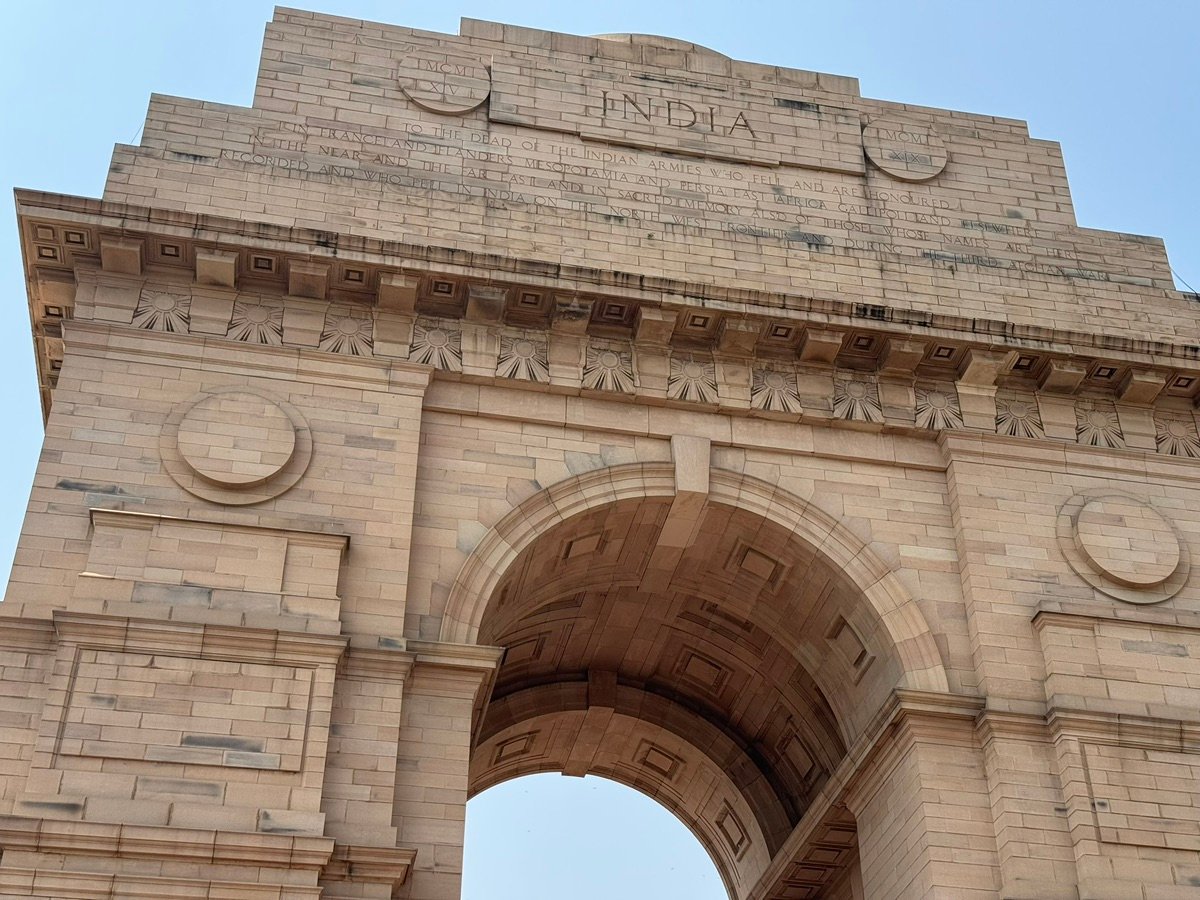 インド門の遠景、人々が歩いている様子