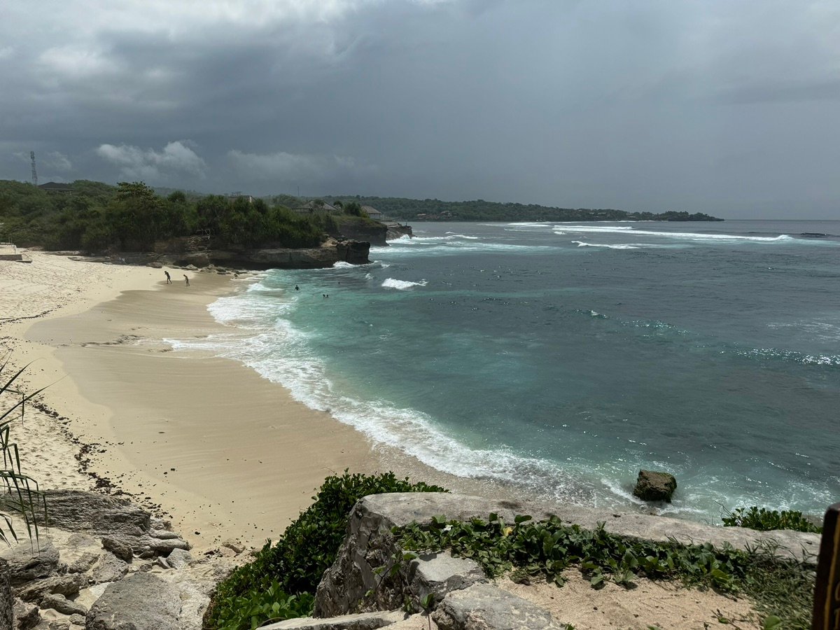 Aguas turquesas y arena dorada en Secret Beach, Nusa Ceningan