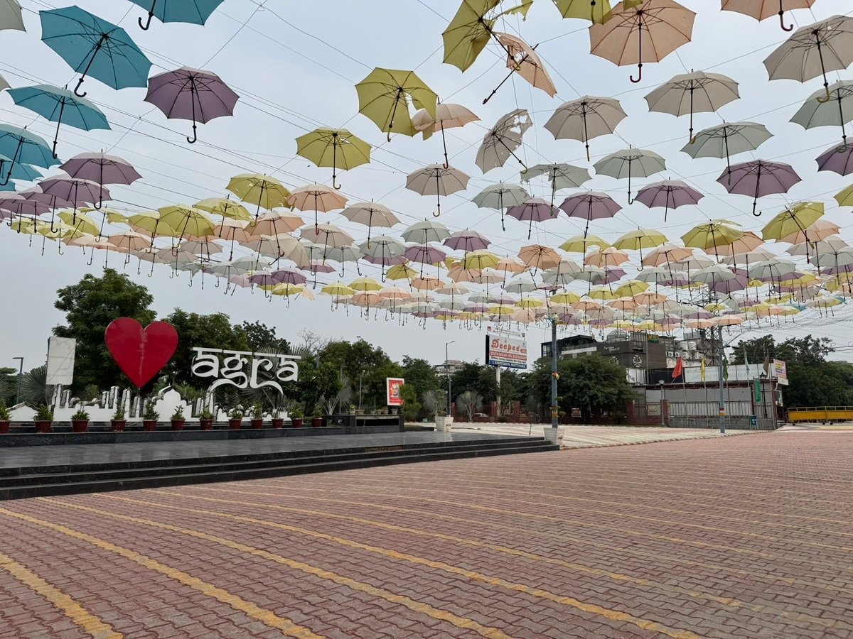 阿格拉雨傘街的街景和戶外咖啡座