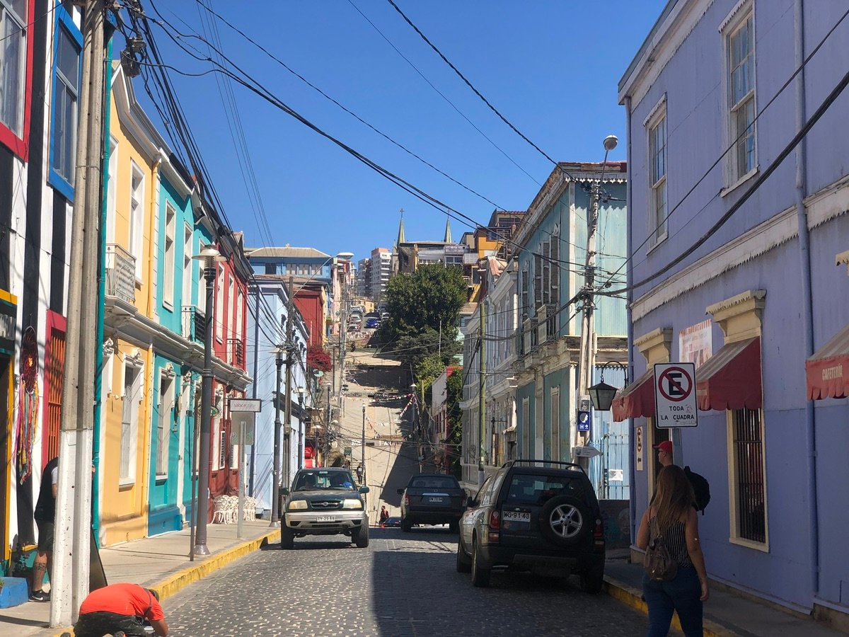 装饰瓦尔帕莱索街道的旗帜