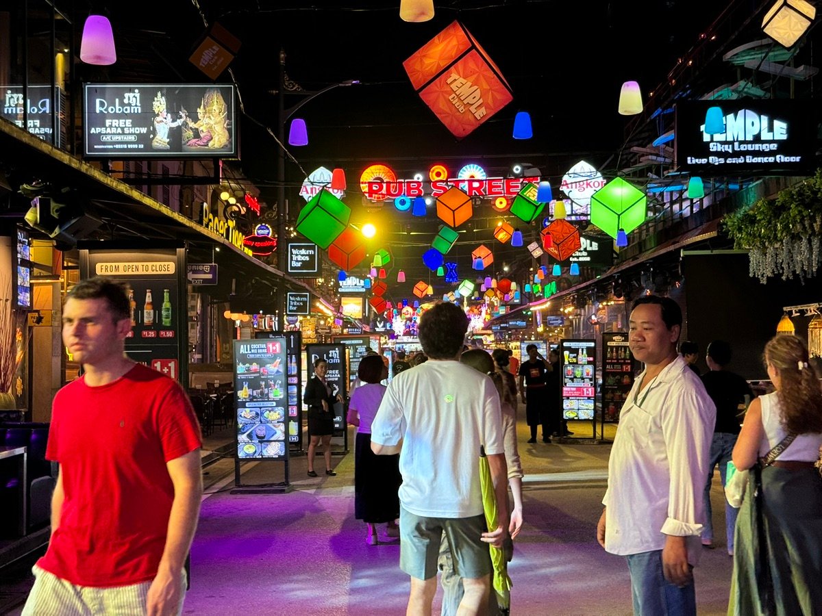 パブ・ストリートの賑やかな通り