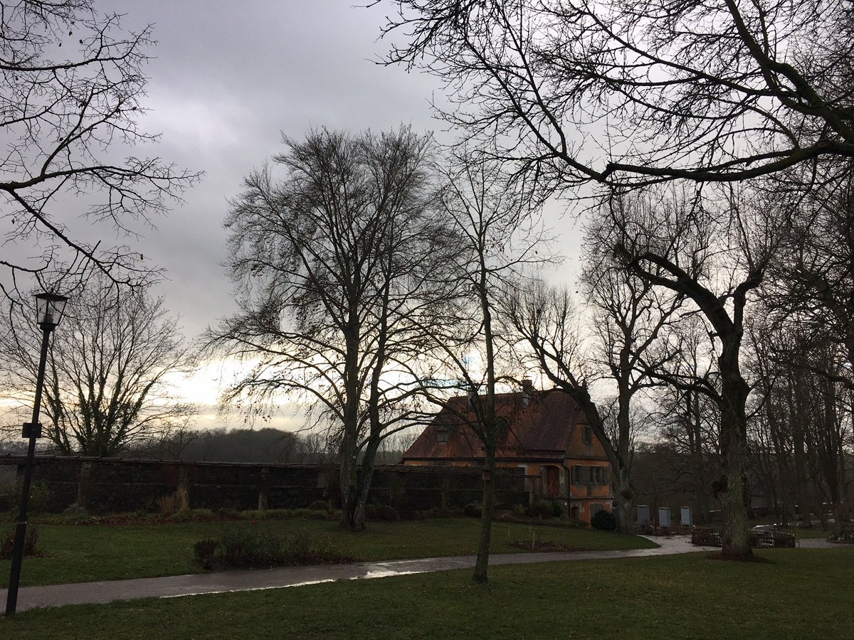 Senderos y edificios distantes en Burggarten, Rothenburg