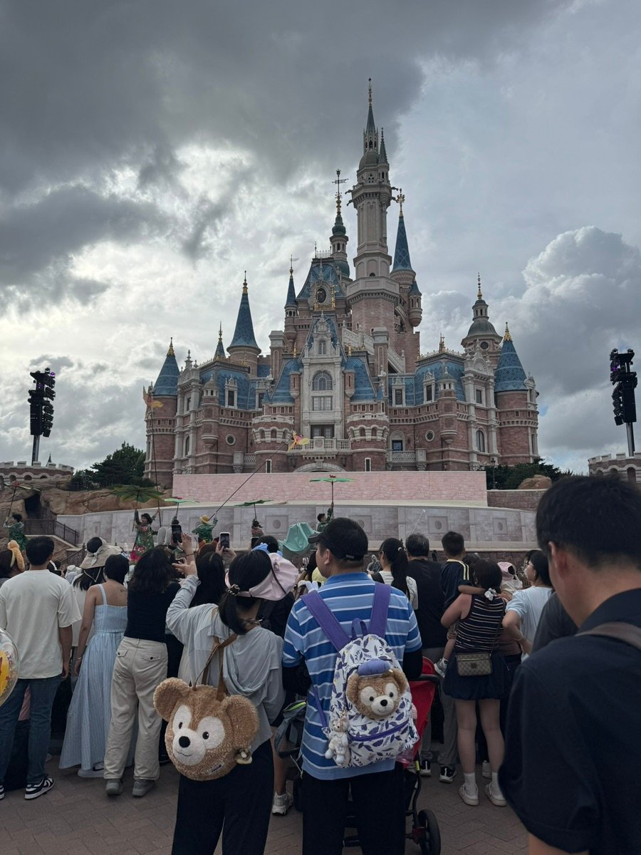 上海ディズニーランドのエンチャンテッド・ストーリーブック・キャッスルと花畑