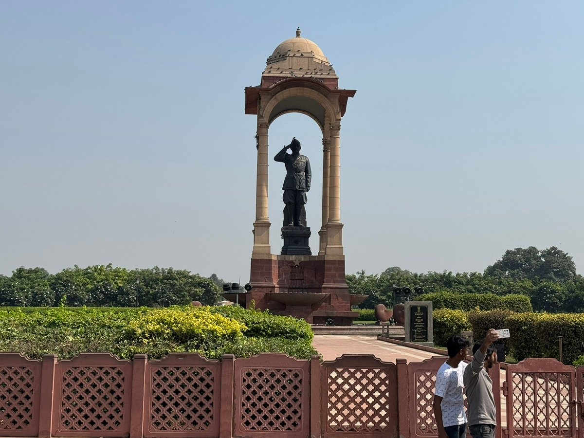 インド門の精巧な彫刻と建築ディテール