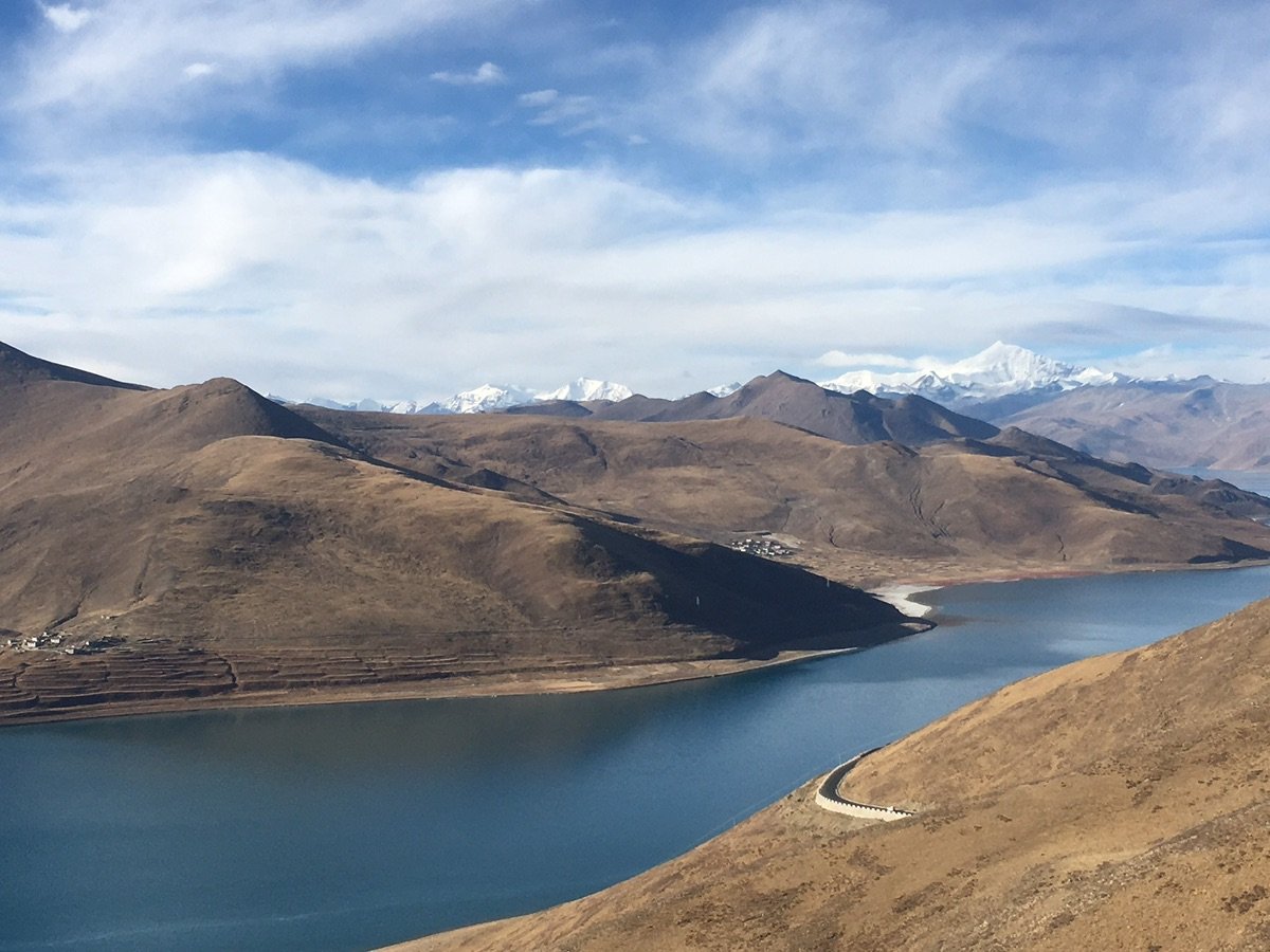 ヤムドク湖を望む雄大な景色と曲がりくねった山道