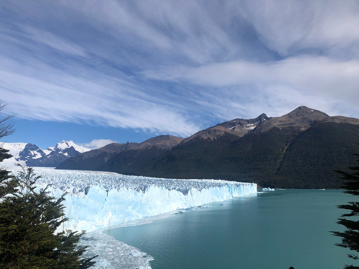 Vista distante del glaciar y picos nevados