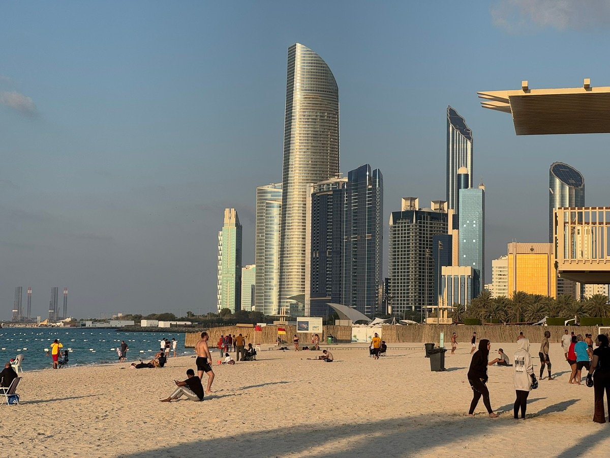 コルニッシュビーチでくつろぐ人々