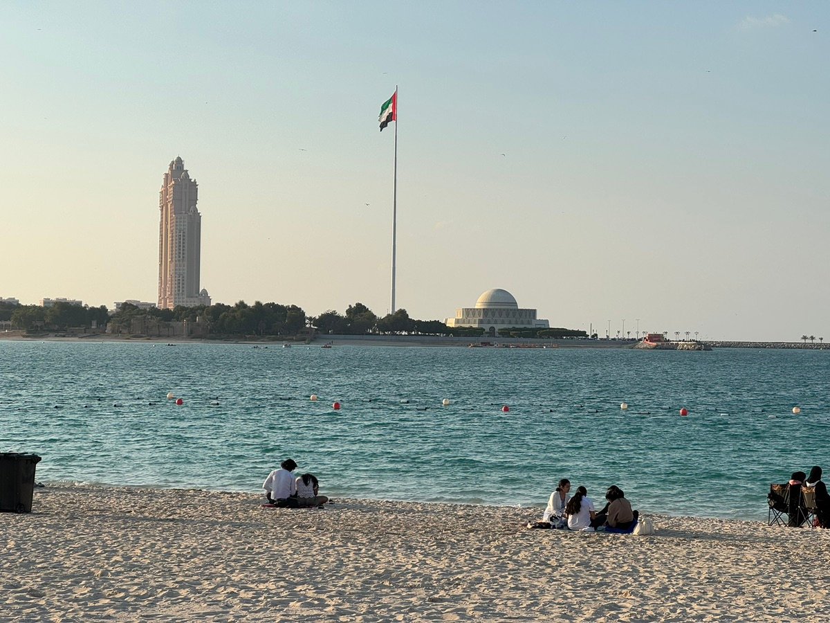 アブダビの青い海