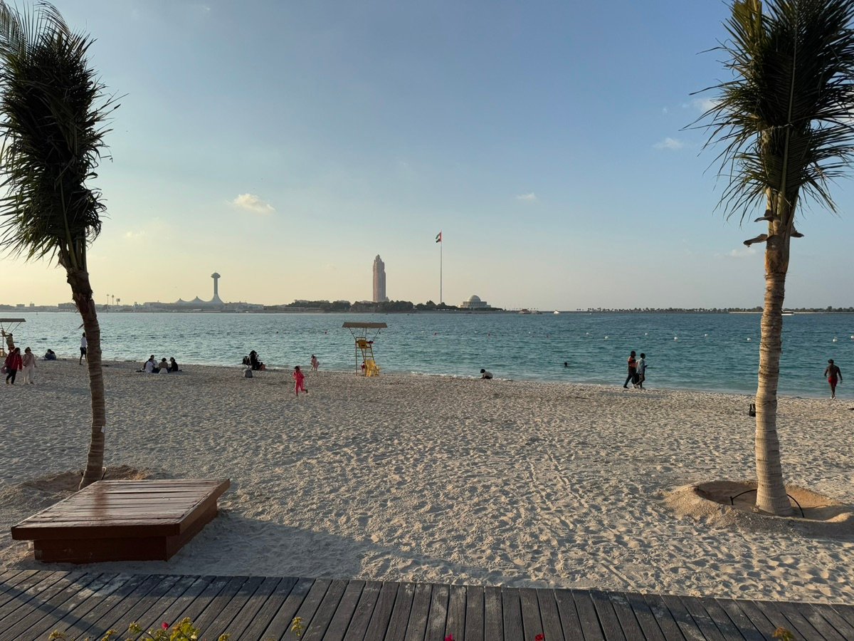 アブダビのコルニッシュビーチからの景色