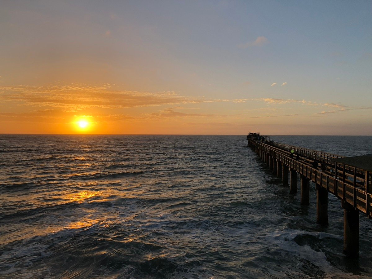 夕暮れ時に大西洋に伸びるスワコプムント桟橋