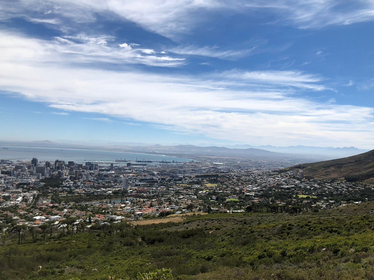 テーブル湾に停泊する多くの船と港のクレーン